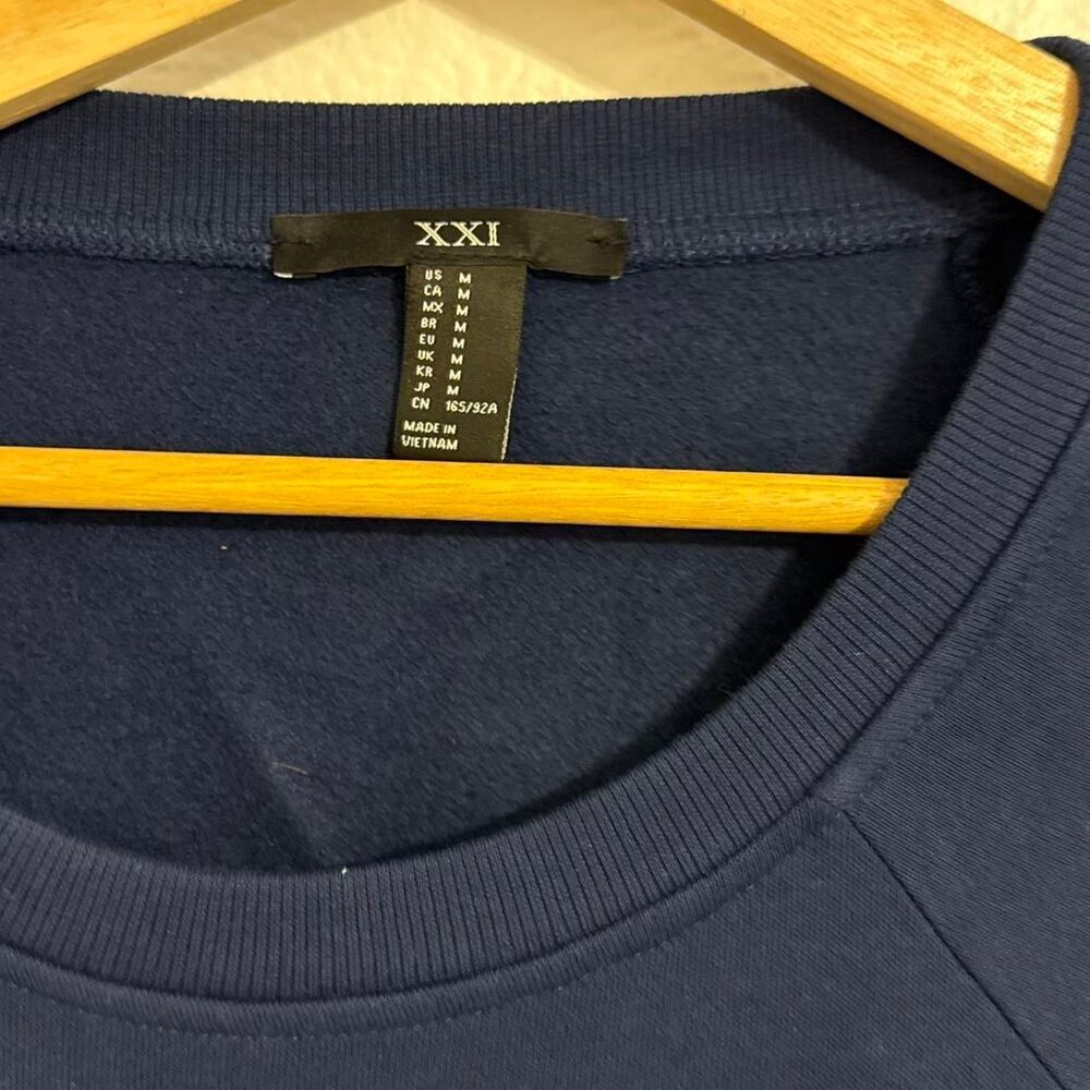 Forever 21 Women's Navy and Blue Sweatshirt - Picture 2 of 3